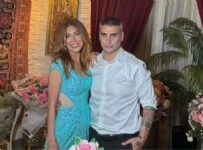  AŞK POZU - Şarkıcı Doğuş'tan Aşk Pozu!