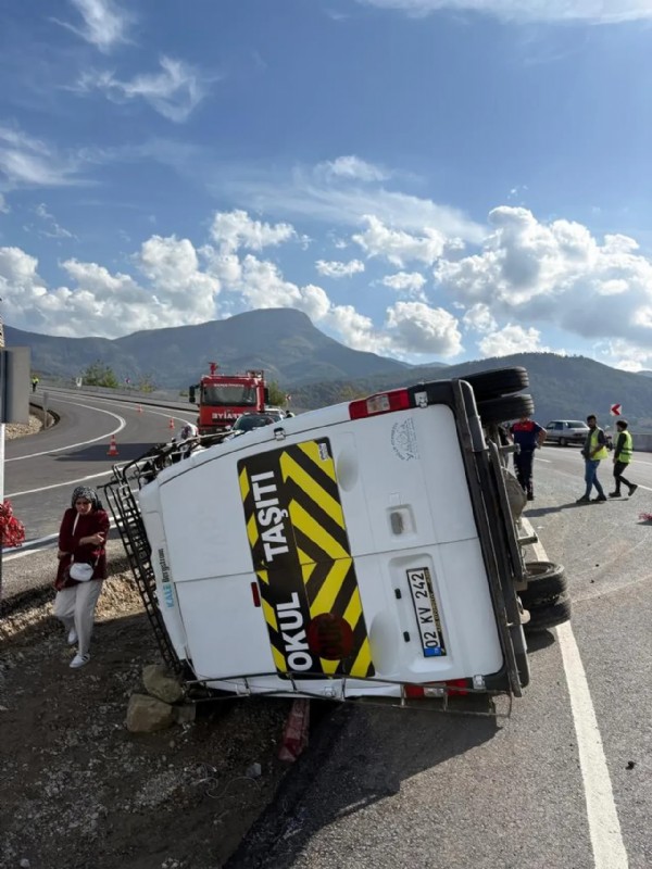 Yolcu minibüsü şarampole uçtu! Çok sayıda yaralı var