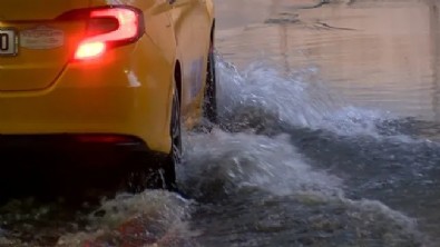 İstanbul'da korku dolu gece! Sağanak yağış metropolü felç etti: Yol çöktü, araçlar su altında kaldı!