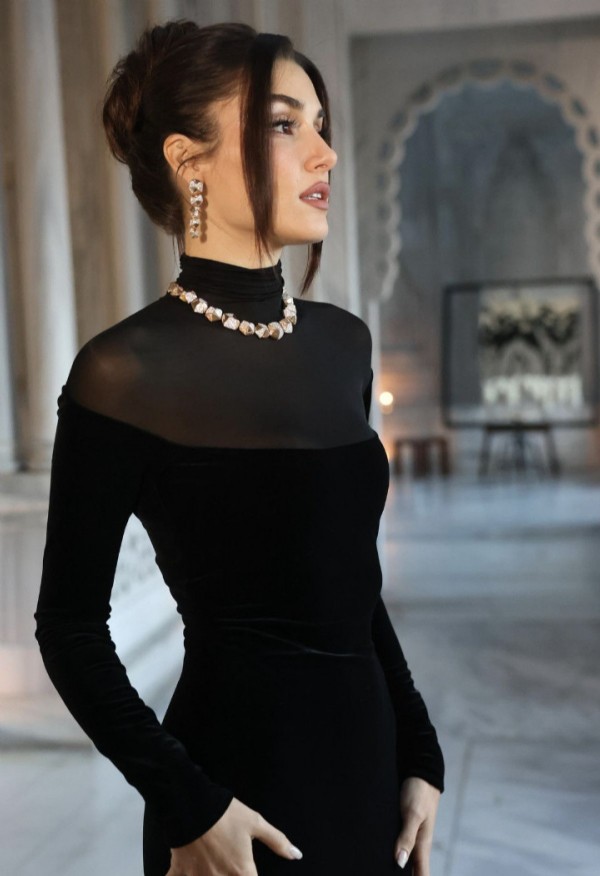 Hande Erçel'in İngilizce konuşması beğenilmedi