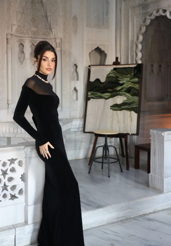 Hande Erçel'in İngilizce konuşması beğenilmedi