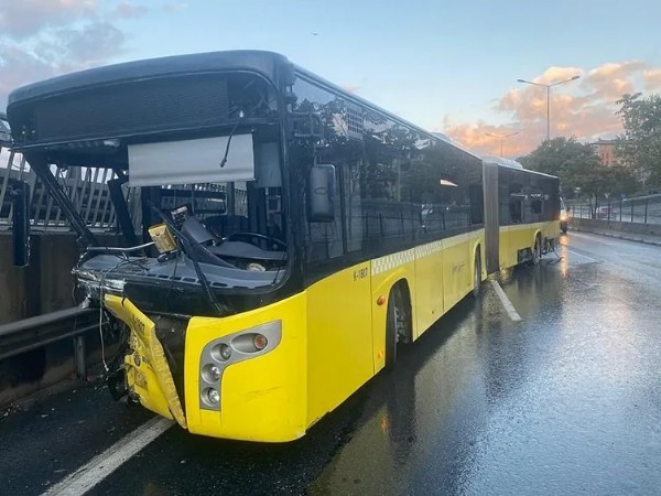 CHP'li belediyede halkın canı tehlikede! Alkollü şoför otobüsü bariyerlere soktu