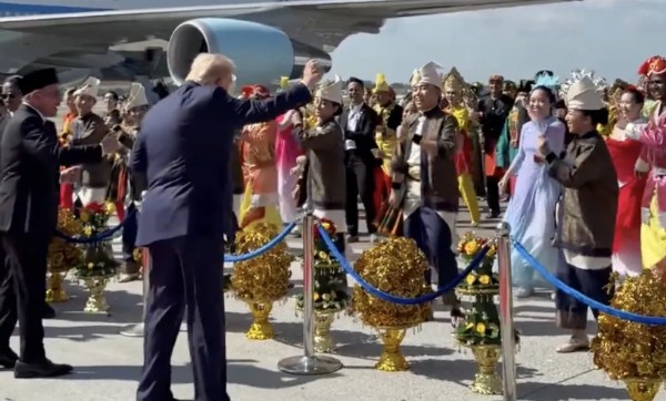 Donald Trump Dansla Başladı!