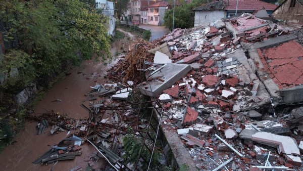 Balıkesir'de çöken binalar böyle görüntülendi! Depremin hasarı gün aydınlanınca ortaya çıktı
