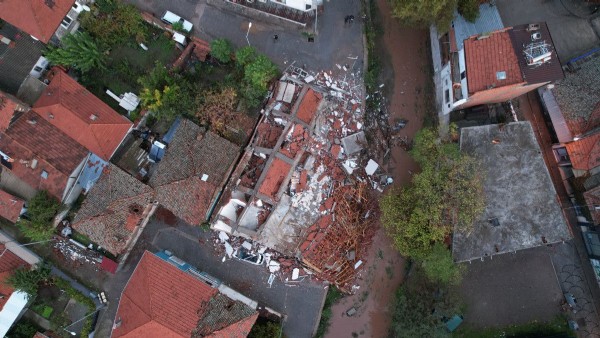 Balıkesir'de çöken binalar böyle görüntülendi! Depremin hasarı gün aydınlanınca ortaya çıktı