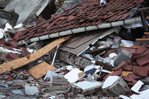Balıkesir'de çöken binalar böyle görüntülendi! Depremin hasarı gün aydınlanınca ortaya çıktı