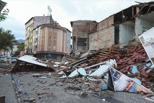 Balıkesir'de çöken binalar böyle görüntülendi! Depremin hasarı gün aydınlanınca ortaya çıktı