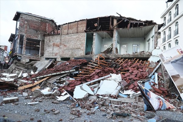 Balıkesir'de çöken binalar böyle görüntülendi! Depremin hasarı gün aydınlanınca ortaya çıktı