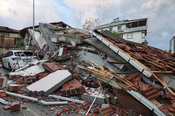 Balıkesir'de çöken binalar böyle görüntülendi! Depremin hasarı gün aydınlanınca ortaya çıktı