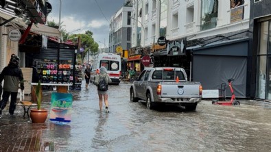 Muğla'yı sel aldı! Turizm cennetinde hayat felç oldu