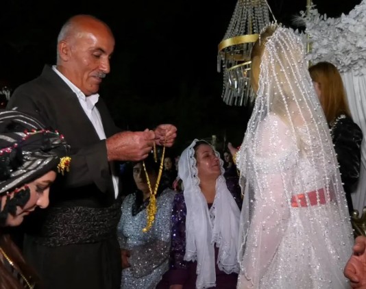 Düğünde Servet Taktılar
