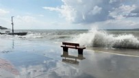 Büyükçekmece'de lodos! 5 metreyi bulan dalgalar oluştu