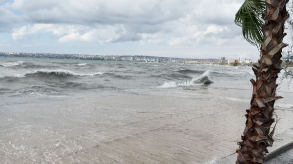 Büyükçekmece'de lodos! 5 metreyi bulan dalgalar oluştu