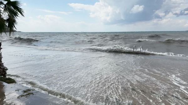 Büyükçekmece'de lodos! 5 metreyi bulan dalgalar oluştu