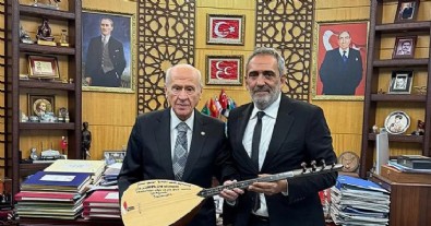 Sanatçı Yavuz Bingöl, Bahçeli'ye bağlama hediye etti! 'Alevi Bektaşiler olarak kendisine minnettarız'