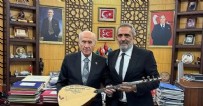 Sanatçı Yavuz Bingöl, Bahçeli'ye bağlama hediye etti! 'Alevi Bektaşiler olarak kendisine minnettarız' Haberi