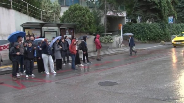 İstanbul güne yağmurla başladı! Trafik yüzde 83'ü gördü