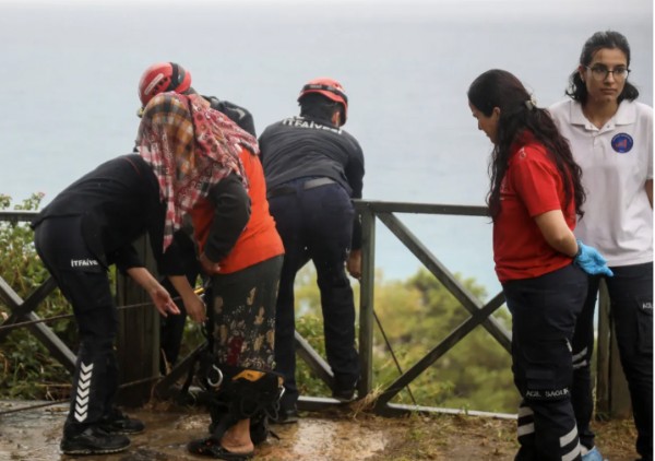 Kurtarılır Kurtarılmaz Gazeteciye Saldırdı!