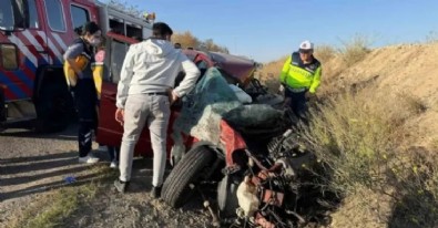 Kırşehir’de feci kaza! Yük kamyonuyla çarpışan otomobil hurdaya döndü