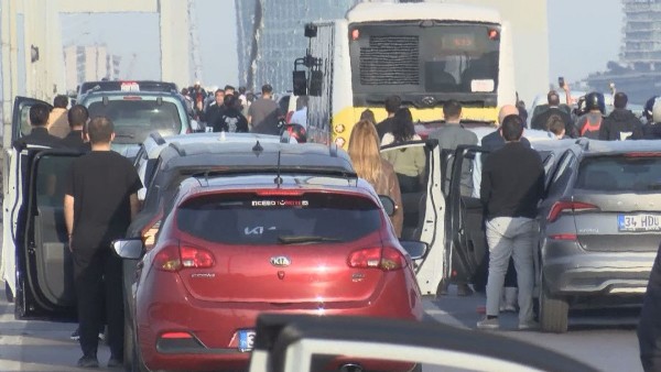 Bir dakikalık sessizlik bir asırlık minnet! 15 Temmuz Şehitler Köprüsü'nde saygı duruşu