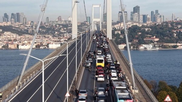 Bir dakikalık sessizlik bir asırlık minnet! 15 Temmuz Şehitler Köprüsü'nde saygı duruşu