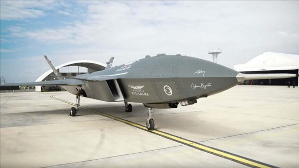 Kızılelma İtalya’dan Avrupa’ya açılıyor! Üç tesiste üretilecek