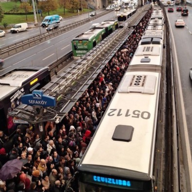 İstanbullunun metrobüs çilesi! Ulaşım durma noktasına geldi