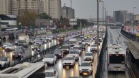 Trafik yine kilit! Yağmur yolları felç etti