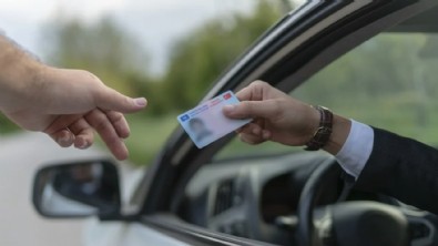 Milyonlarca sürücüyü ilgilendiriyor! Eski tip ehliyetiyle kaza yapan yandı