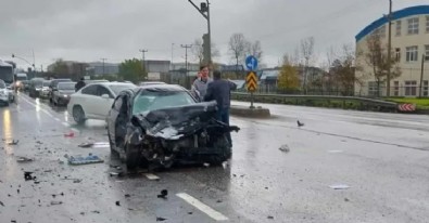 Sakarya'da 3 araç birbirine girdi: 2 yaralı