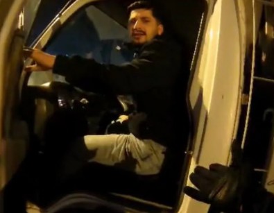 'Canım Sıkkın' Dedi Motosikletliyi Darbetti!