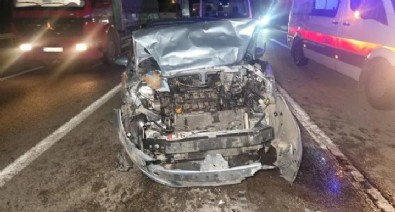 Kırmızı ışıkta duran otomobile arkadan çarptı! 1'i çocuk 5 yaralı