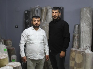 Yıkayacağı Halıdan Servet Çıktı!