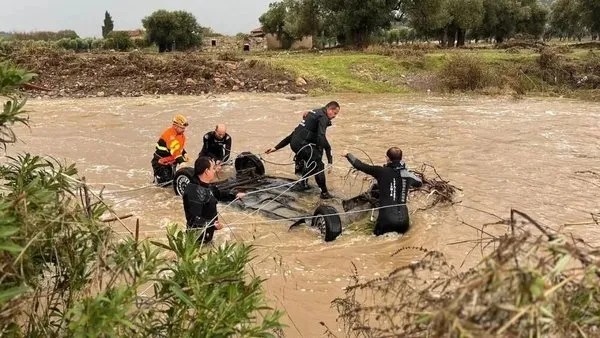 AK Partili isimden İZSU'ya zor sorular! 'Bergama ve Foça'daki taşkınların sorumlusu kim?'