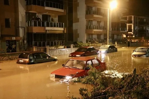 AK Partili isimden İZSU'ya zor sorular! 'Bergama ve Foça'daki taşkınların sorumlusu kim?'