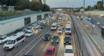 İstanbul'da trafik yine kilitlendi! Harita kırmızıya döndü: Yoğunluk yüzde 80'e ulaştı Haberi