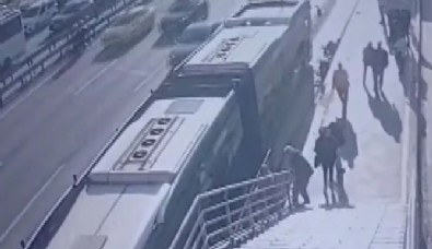 Metrobüs Engelli Vatandaşa Çarptı!