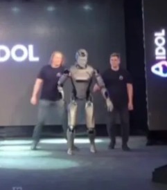 Rusya'nın İlk Robotu Tanıtımda Düştü!