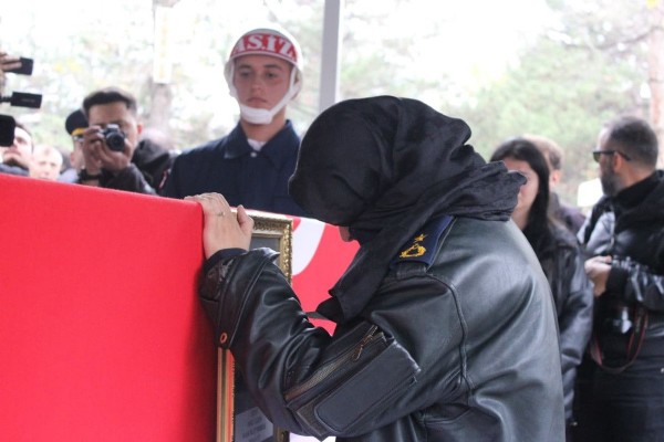 Kahraman şehidimize hüzünlü uğurlama! Eşinden montuyla duygulandıran veda