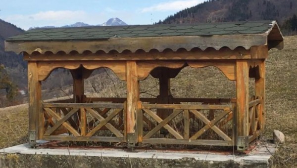 Babasının Mezar Dekore Etti!