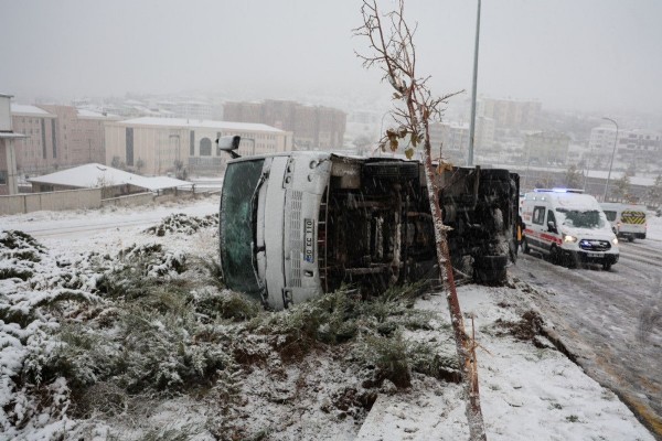Nevşehir'de işçi servisi devrildi! Çok sayıda yaralı var