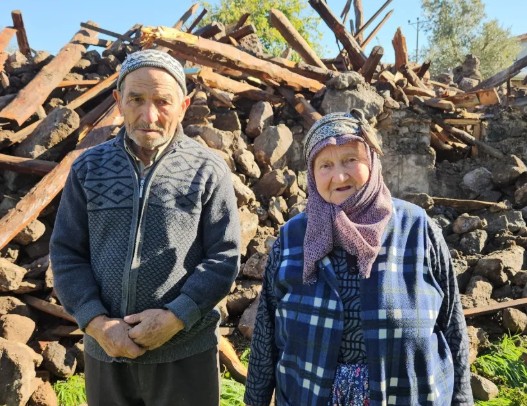 Yaşlı Çift Yıkımı Gözyaşlarıyla İzledi!