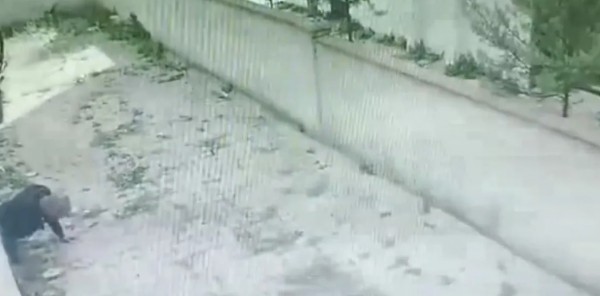 Sürünerek Girdi 78 Bin Lira Çaldı!