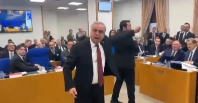 CHP’li vekilden, partililere protesto: 'Halk TV bana sabıkalı diyor sessiz kalıyorsunuz'