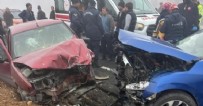 Malatya'da feci kaza! İki otomobil kafa kafaya çarpıştı...