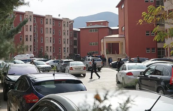 Gümüşhane Üniversitesi'nde Silahlı Kişi Memuru Rehin Aldı!