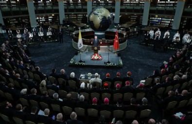 Külliye'de Papa'ya Tala'al Bedru Aleyna İlahisi Dinletildi!