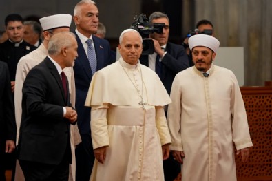 Papa 14. Leo, Sultanahmet Camii'ni ziyaret etti! Bakan Ersoy eşlik etti