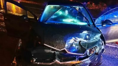 Yağışlı yolda zincirleme kaza! Üç araç birbirine girdi