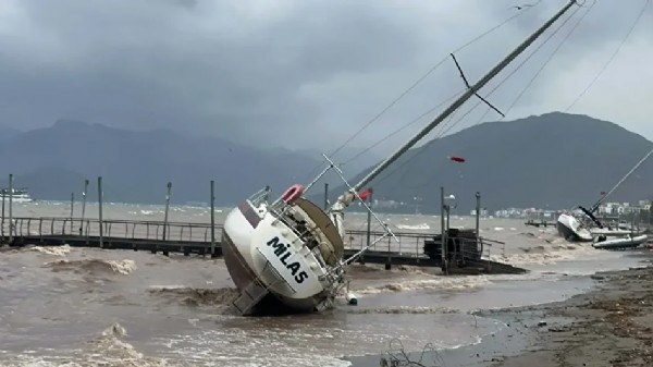 Marmaris'te kuvvetli rüzgar etkisini gösterdi! Yelkenli tekneler karaya vurdu